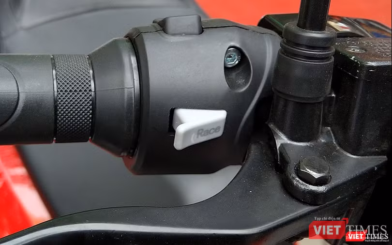 Nút Race sẽ cho phép chiếc xe chạy vượt vận tốc tiêu chuẩn với mục tiêu giúp người lái vượt quá xe đi cùng chiều một cách nhanh chóng. Nút Race sẽ cho phép chiếc xe chạy vượt vận tốc tiêu chuẩn với mục tiêu giúp người lái vượt quá xe đi cùng chiều một cách nhanh chóng.