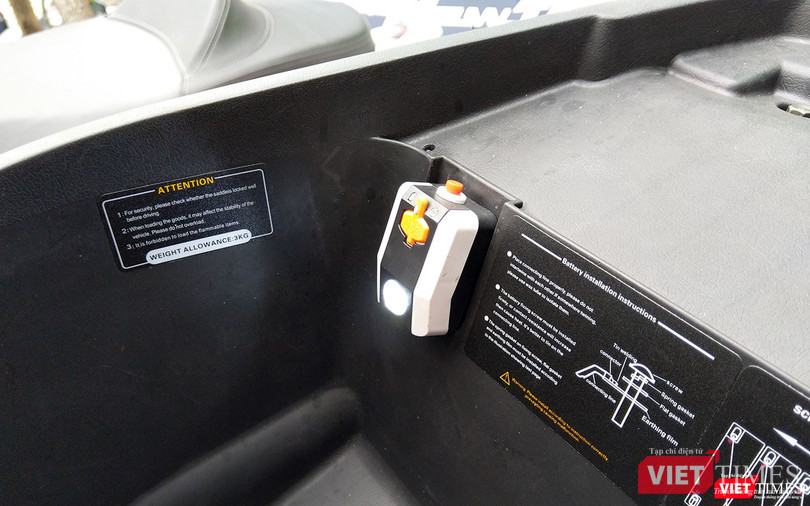 Đèn soi cốp giúp cho việc tìm kiếm đồ đạc trở nên dễ dàng hơn khi trời tối.