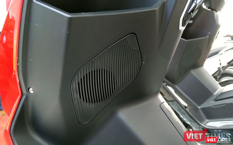 Hệ thống âm thanh 2 loa cho phép kết nối với điện thoại thông minh qua hệ thống Bluetooth.