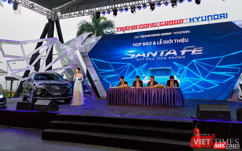 Đại diện Hyundai Thành Công cho biết đã có gần 3000 đơn đặt hàng đối với mẫu Santa Fe 2019. Đại diện Hyundai Thành Công cho biết đã có gần 3000 đơn đặt hàng đối với mẫu Santa Fe 2019.