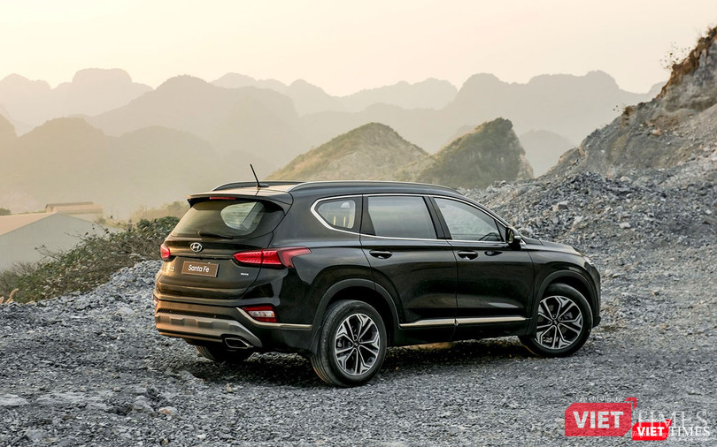 So với thế hệ cũ, Hyundai Santa Fe 2019 hoàn toàn mới đã được nới rộng cả về chiều dài và trục dài cơ sở.