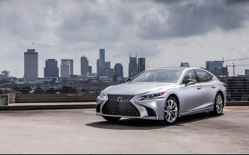 Lexus LS mang phong cách coupe 4 cửa nhưng vẫn đảm bảo sự rộng rãi cho tất cả hành khách bên trong.