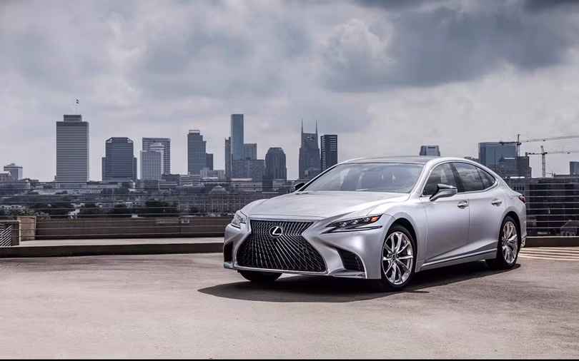 Lexus LS mang phong cách coupe 4 cửa nhưng vẫn đảm bảo sự rộng rãi cho tất cả hành khách bên trong.