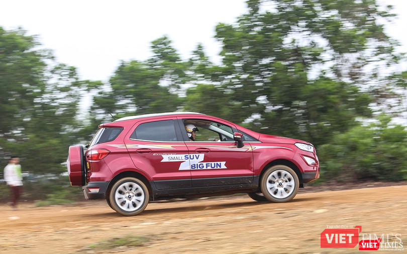 Các chủ xe của Ford EcoSport trải nghiệm khả năng offroad nhẹ trên địa hình đường đất tại Đồng Mô.