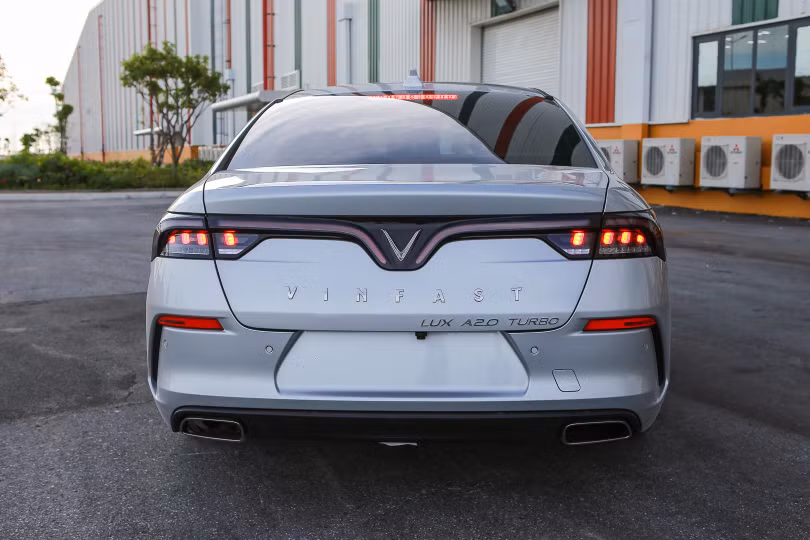 Trong khi đó, đuôi xe lại thiết kế theo phong cách thể thao với khe gió, đường ra ống xả đối xứng. Dải đèn hậu LED tạo hình cánh chim bắt mắt. Phía đuôi xe cũng được trang bị nhiều cảm biến và camera lùi. Trong khi đó, đuôi xe lại thiết kế theo phong cách thể thao với khe gió, đường ra ống xả đối xứng. Dải đèn hậu LED tạo hình cánh chim bắt mắt. Phía đuôi xe cũng được trang bị nhiều cảm biến và camera lùi.