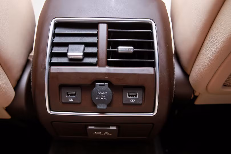 Lux A2.0 còn có nhiều tiện ích khác cho người dùng như nhiều vị trí cắm USB, sạc điện không giây hay nhiều đầu sạc khác. Hàng ghế phía sau tích hợp cửa gió điều hòa riêng có thể tự điều chỉnh. Lux A2.0 còn có nhiều tiện ích khác cho người dùng như nhiều vị trí cắm USB, sạc điện không giây hay nhiều đầu sạc khác. Hàng ghế phía sau tích hợp cửa gió điều hòa riêng có thể tự điều chỉnh.