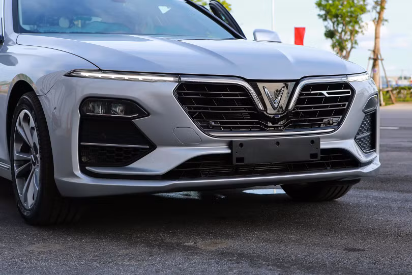 Ngay phía dưới logo hình chữ V, VinFast Lux A2.0 được trang bị camera hỗ trợ quan sát 360 độ. Ngoài ra, còn có nhiều cảm biến va chạm ở phía đầu xe. Những đường nét thiết kế phần đầu toát lên nét cá tính và sang trọng Ngay phía dưới logo hình chữ V, VinFast Lux A2.0 được trang bị camera hỗ trợ quan sát 360 độ. Ngoài ra, còn có nhiều cảm biến va chạm ở phía đầu xe. Những đường nét thiết kế phần đầu toát lên nét cá tính và sang trọng