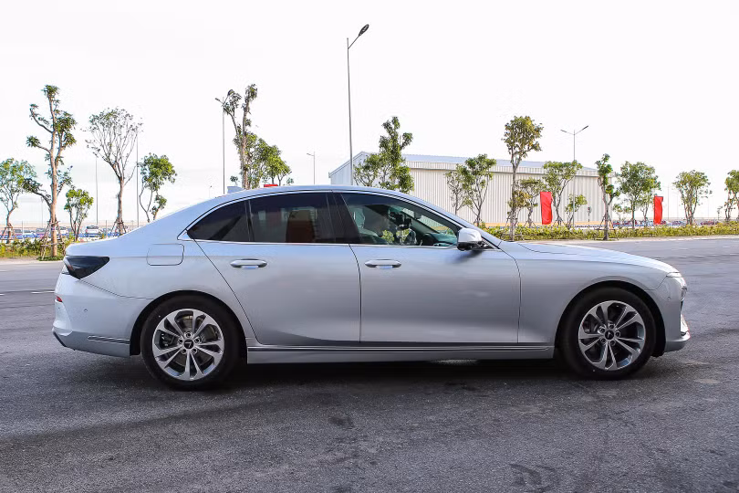 Hai bên sườn có những thanh nẹp chrome cho cảm giác cứng cáp. VinFast Lux A2.0 có kích thước dài, rộng, cao lần lượt 4.973 x 1.900 x 1.464. Trục cơ sở xe ở mức 2.968 mm, dài hơn nhiều dòng xe cỡ D khác trên thị trường. Do đó, khi nhìn ngang sedan VinFast cho cảm giác trường xe, bệ vệ. Hai bên sườn có những thanh nẹp chrome cho cảm giác cứng cáp. VinFast Lux A2.0 có kích thước dài, rộng, cao lần lượt 4.973 x 1.900 x 1.464. Trục cơ sở xe ở mức 2.968 mm, dài hơn nhiều dòng xe cỡ D khác trên thị trường. Do đó, khi nhìn ngang sedan VinFast cho cảm giác trường xe, bệ vệ.