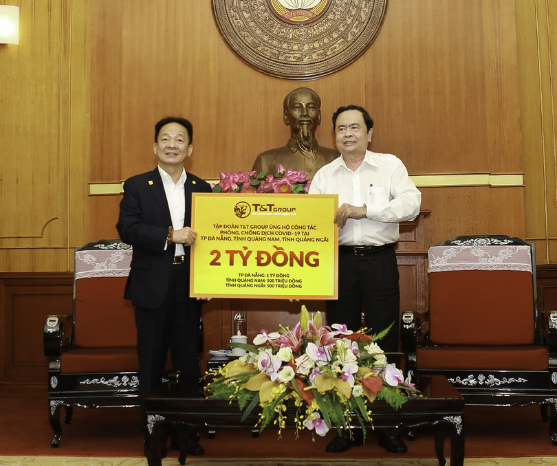 Ông Đỗ Quang Hiển, Chủ tịch HĐQT kiêm Tổng Giám đốc Tập đoàn T&T Group trao ủng hộ công tác phòng chống dịch Covid-19 tại miền Trung cho ông Trần Thanh Mẫn – Bí Thư Trung ương Đảng, Chủ tịch Ủy Ban Trung ương Mặt trận Tổ quốc Việt Nam