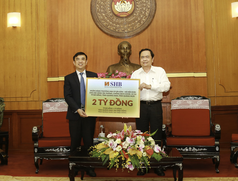 Ông Nguyễn Văn Lê, Tổng Giám đốc Ngân hàng SHB đại diện ngân hàng trao ủng hộ 2 tỷ đồng công tác phòng chống dịch Covid-19 tại miền Trung