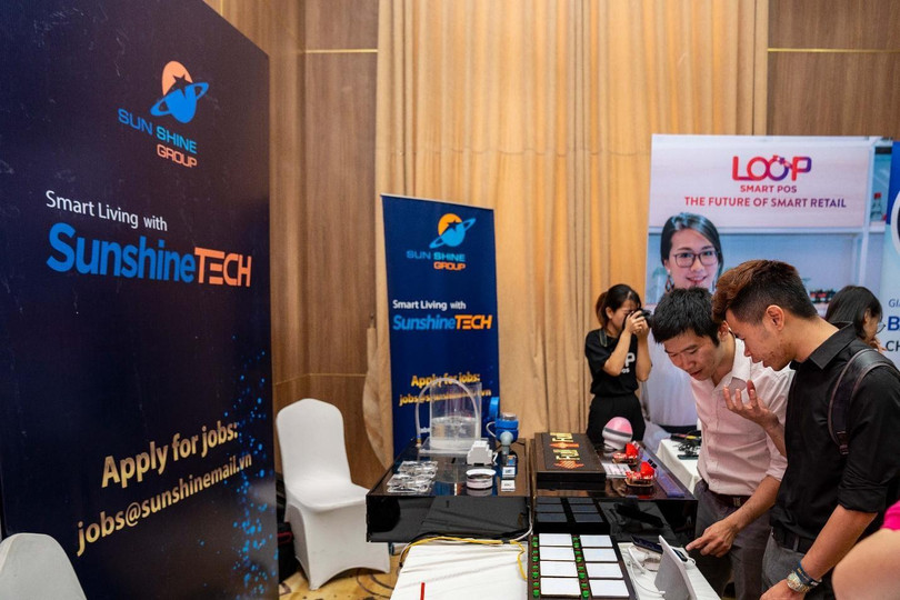 Gian hàng của Sunshine Tech tại sự kiện Vietnam Mobile Day 2019, giới thiệu những sản phẩm sử dụng công nghệ tiên tiến và, hiện đại đang được áp dụng vào các căn hộ của Sunshine Group Gian hàng của Sunshine Tech tại sự kiện Vietnam Mobile Day 2019, giới thiệu những sản phẩm sử dụng công nghệ tiên tiến và, hiện đại đang được áp dụng vào các căn hộ của Sunshine Group