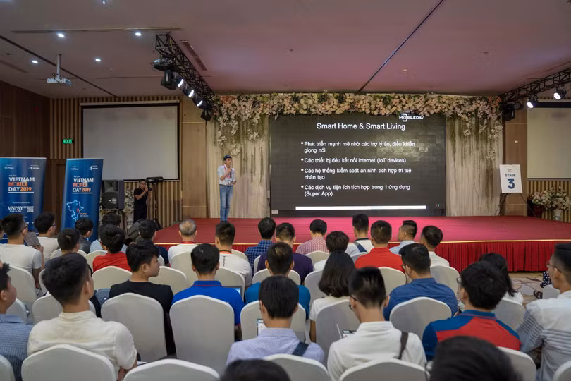 Phần trình bày của đại diện Sunshine Tech, ông Phạm Minh Tuấn – Giám đốc chi nhánh Thành phố Hồ Chí Minh gây được sự chú ý lớn với người tham dự Phần trình bày của đại diện Sunshine Tech, ông Phạm Minh Tuấn – Giám đốc chi nhánh Thành phố Hồ Chí Minh gây được sự chú ý lớn với người tham dự