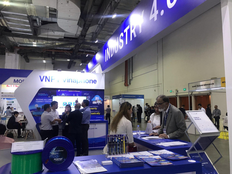 Gian hàng VNPT thu hút sự quan tâm của khách thăm quan tại triển lãm. Gian hàng VNPT thu hút sự quan tâm của khách thăm quan tại triển lãm.