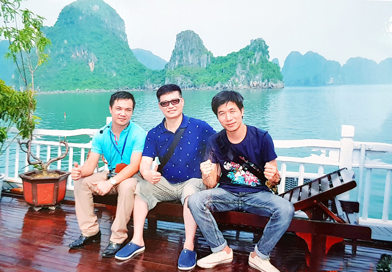 Nguyễn Anh Hào (bên trái)