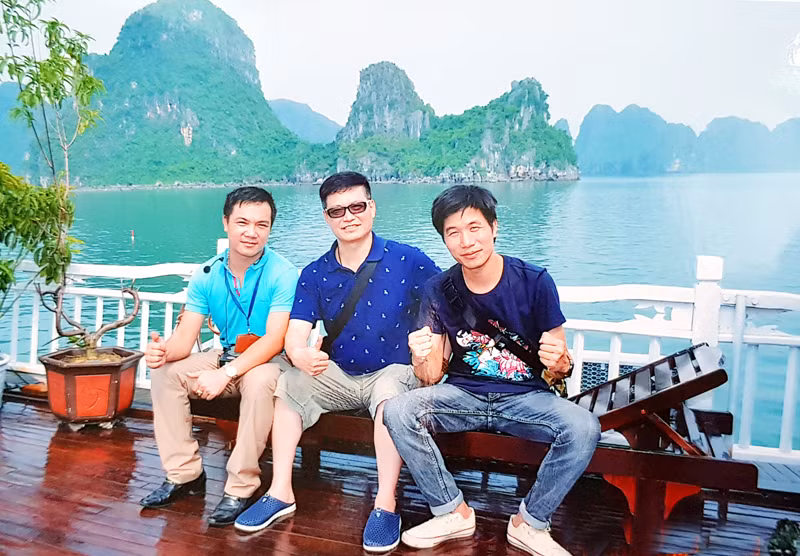 Nguyễn Anh Hào (bên trái)