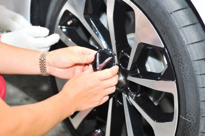 ưới sự hướng dẫn giám sát của kỹ thuật viên VinFast, từng khách hàng được tự tay đặt logo vào bánh xe - linh kiện cuối cùng để hoàn thiện chiếc xe VinFast do mình sở hữu.