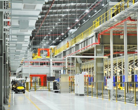 Trước khi nhận xe, khách hàng và người thân còn được chiêm ngưỡng tận mắt quy trình sản xuất hiện đại bậc nhất thế giới tại Nhà máy VinFast, nơi “khai sinh” ra những mẫu xe mà họ sắp sở hữu.