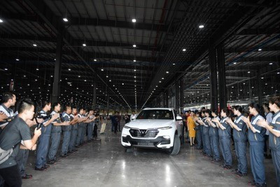 Sau các bước kiểm tra cuối cùng, khách hàng đích thân điều khiển xe rời khỏi băng chuyền nhà xưởng, và tiến ra đường chạy thử để trải nghiệm tốc độ.