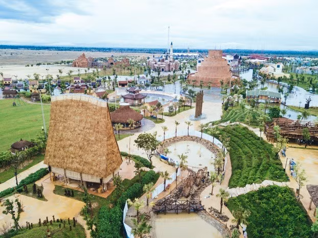 Rời khỏi khu làng nghề truyền thống, những gian nhà xưa đặc trưng Nam Bộ, nhà rường Huế, nhà Bắc Bộ, nhà dài Ê đê… tái hiện một khu làng văn hóa các dân tộc Việt Nam vô cùng sinh động.