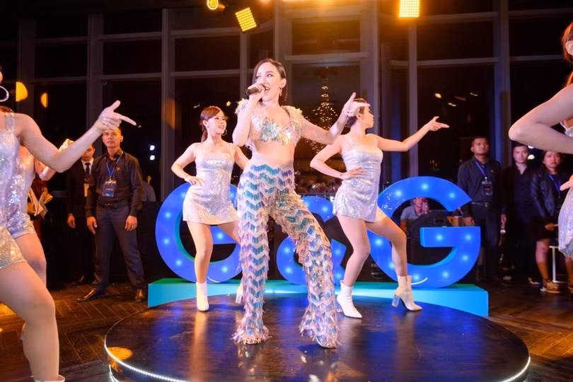 Tóc Tiên cũng không hề kém cạnh với trang phục và vũ điệu bốc lửa.