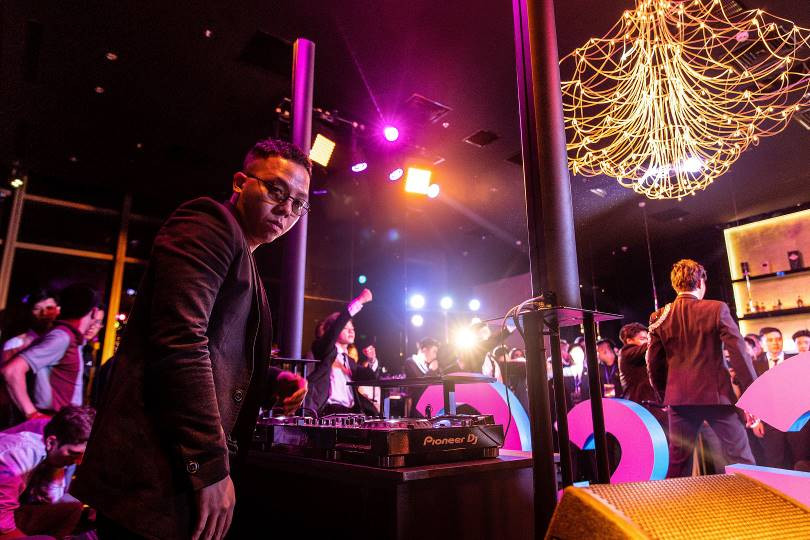 Phù thủy âm nhạc Hoàng Touliver chủ trì âm nhạc cho toàn bữa tiệc thượng lưu trên cao. Phù thủy âm nhạc Hoàng Touliver chủ trì âm nhạc cho toàn bữa tiệc thượng lưu trên cao.