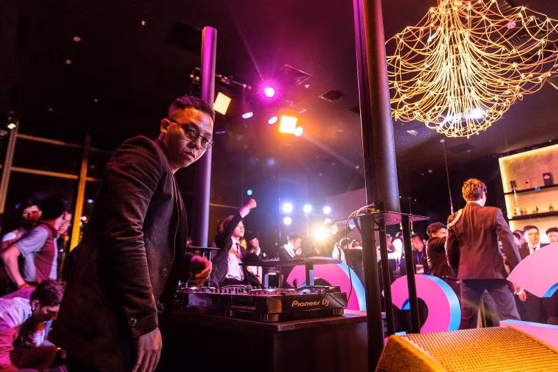 Phù thủy âm nhạc Hoàng Touliver chủ trì âm nhạc cho toàn bữa tiệc thượng lưu trên cao.