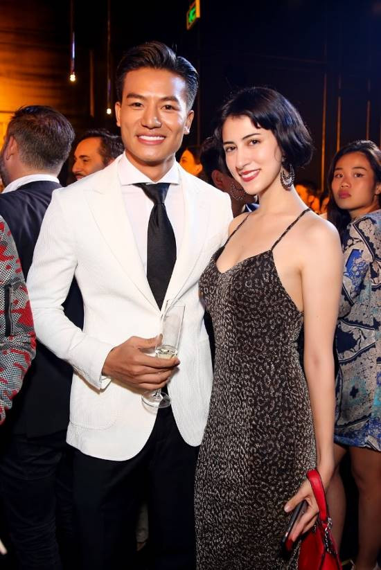 Diễn viên Hiếu Nguyễn chia sẻ, anh rất ấn tượng về không gian và khung cảnh tại đêm tiệc và cũng kịp khám phá quầy bar tại tầng 47 của Vinpearl Luxury Landmark 81. Đây là địa điểm mang đến sự mới mẻ, sâu lắng rất xứng đáng để mọi người tới để trải nghiệm và tận hưởng cuộc sống. Diễn viên Hiếu Nguyễn chia sẻ, anh rất ấn tượng về không gian và khung cảnh tại đêm tiệc và cũng kịp khám phá quầy bar tại tầng 47 của Vinpearl Luxury Landmark 81. Đây là địa điểm mang đến sự mới mẻ, sâu lắng rất xứng đáng để mọi người tới để trải nghiệm và tận hưởng cuộc sống.