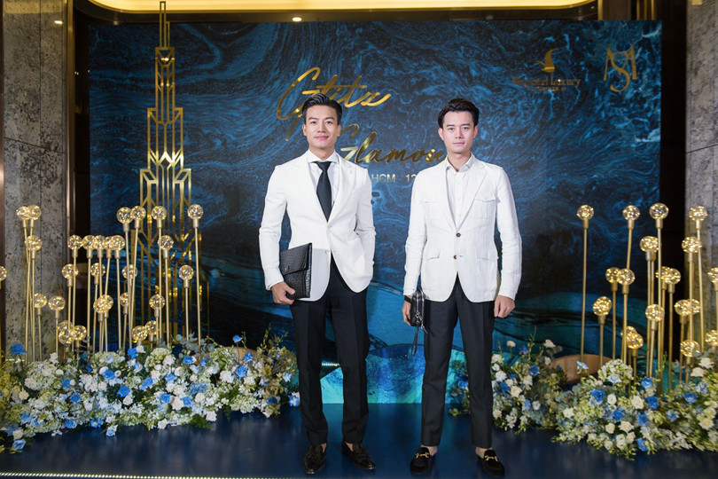 Diễn viên điện ảnh Hiếu Nguyễn và Anh Dũng bên biểu tượng Landmark 81 tại 1 trong 3 thảm đỏ sang trọng Diễn viên điện ảnh Hiếu Nguyễn và Anh Dũng bên biểu tượng Landmark 81 tại 1 trong 3 thảm đỏ sang trọng