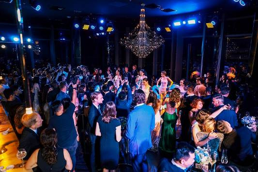 Glitz&Glamour là “đêm thượng lưu” đầu tiên được tổ chức tại khách sạn cao nhất Đông Nam Á. Mặc dù mới chính thức đi vào hoạt động cuối tháng 4 vừa qua, nhưng Vinpearl Luxury Landmark 81 đã và đang được biết tới như một địa điểm đẳng cấp cho giới tinh hoa thành đạt và người sành điệu Glitz&Glamour là “đêm thượng lưu” đầu tiên được tổ chức tại khách sạn cao nhất Đông Nam Á. Mặc dù mới chính thức đi vào hoạt động cuối tháng 4 vừa qua, nhưng Vinpearl Luxury Landmark 81 đã và đang được biết tới như một địa điểm đẳng cấp cho giới tinh hoa thành đạt và người sành điệu