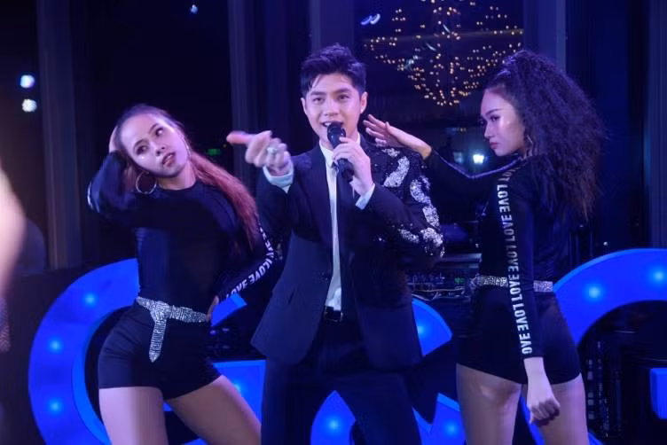 Cùng với Hồ Ngọc Hà, Noo Phước Thịnh và vũ đoàn cũng mang đến dạ tiệc những ca khúc và vũ điệu sôi động. 