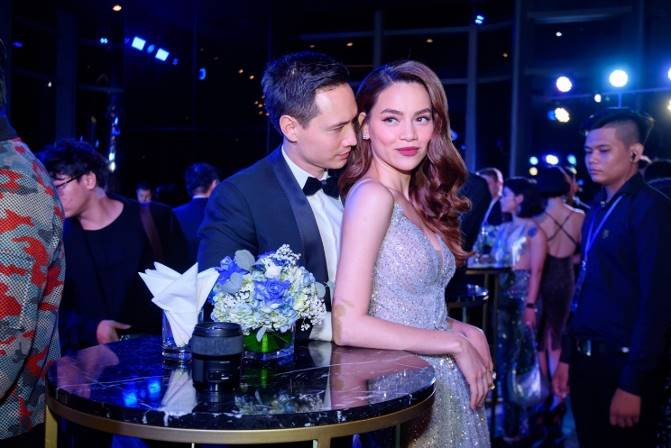 Trong khi đó, cặp đôi vàng Hà Hồ và Kim Lý gần như không rời bước khỏi nhau suốt dạ tiệc Trong khi đó, cặp đôi vàng Hà Hồ và Kim Lý gần như không rời bước khỏi nhau suốt dạ tiệc