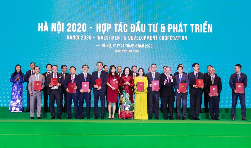 Đại diện Thành phố Hà Nội đã trao cho đại diện tập đoàn KDI Holdings Biên bản ghi nhớ hợp tác đầu tư 2 dự án tại Bắc Từ Liêm. (Nguồn: KDI Holdings) Ông Đỗ Tuấn Anh – Tổng giám đốc Tập đoàn KDI Holdings ( hàng phía trước, thứ sáu từ phải sang) thay mặt KDI Holdings nhận Biên bản ghi nhớ hợp tác đầu tư dự án tại Bắc Từ Liêm. (Nguồn: KDI Holdings)