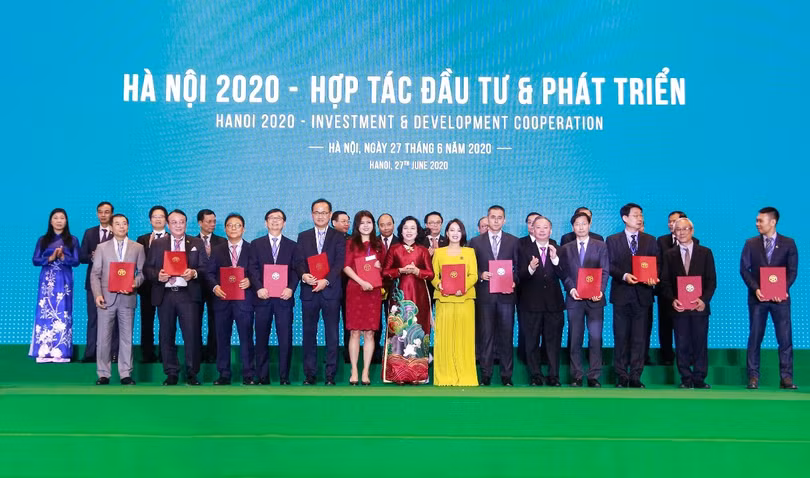 Ông Đỗ Tuấn Anh – Tổng giám đốc Tập đoàn KDI Holdings ( hàng phía trước, thứ sáu từ phải sang) thay mặt KDI Holdings nhận Biên bản ghi nhớ hợp tác đầu tư dự án tại Bắc Từ Liêm. (Nguồn: KDI Holdings)