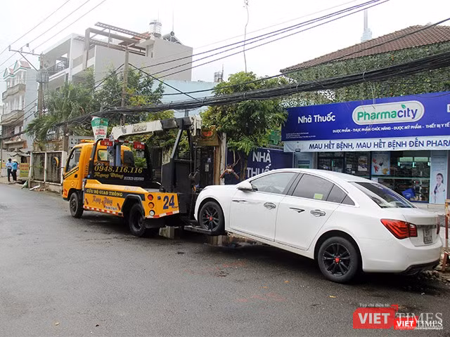 Rất nhiều xe ô tô nằm đường và chủ xe phải may mắn lắm mới gọi được cứu hộ kéo xe đi từ sáng sớm như trong ảnh.