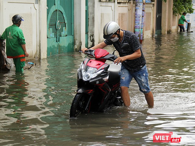 Hình ảnh những con hẻm bị ngập sâu đã trở thành quen thuộc... Hình ảnh những con hẻm bị ngập sâu đã trở thành quen thuộc...
