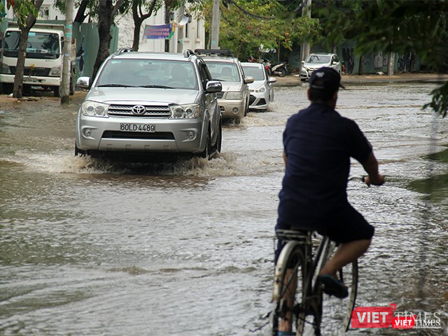 Q.2 là một trong những quận mưa trắng trời trắng đất suốt từ trưa cho đến nửa đêm ngày 25.11, hiện nhiều nơi nước vẫn chưa rút hết Q.2 là một trong những quận mưa trắng trời trắng đất suốt từ trưa cho đến nửa đêm ngày 25.11, hiện nhiều nơi nước vẫn chưa rút hết