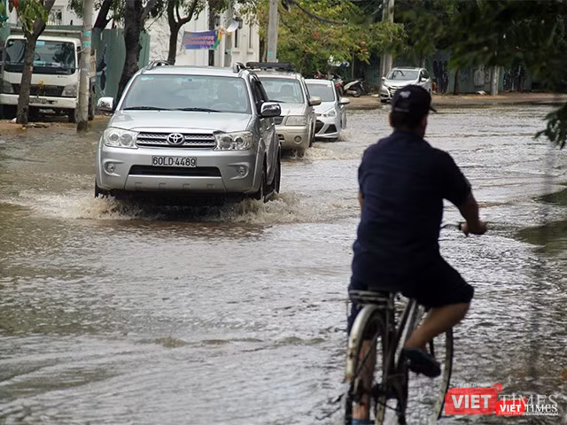 Q.2 là một trong những quận mưa trắng trời trắng đất suốt từ trưa cho đến nửa đêm ngày 25.11, hiện nhiều nơi nước vẫn chưa rút hết