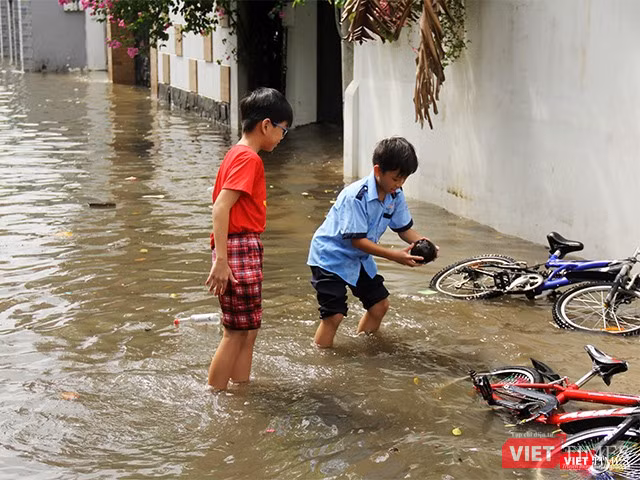 Nước ngập lại trở thành sân bóng ném cho các học sinh được nghỉ học