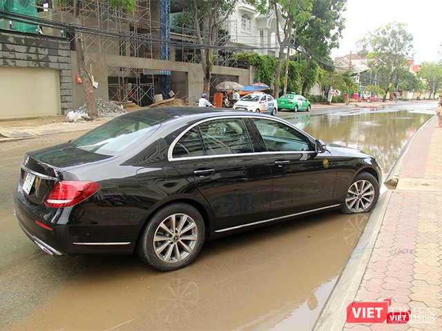 Một chiếc xe hạng sang nằm ngất trên đường Nguyễn Văn Hưởng ở khu Thảo Điền, Q.2. Chủ xe tên Khoa nói rằng xe anh 9h đêm qua về tới đoạn này thì ngập hẳn, đến 11h ngày 26.11 đang gọi cứu hộ vẫn chưa được. Các gara cũng thông báo rằng các xe cứu hộ hiện tại chạy không kịp tắt máy Một chiếc xe hạng sang nằm ngất trên đường Nguyễn Văn Hưởng ở khu Thảo Điền, Q.2. Chủ xe tên Khoa nói rằng xe anh 9h đêm qua về tới đoạn này thì ngập hẳn, đến 11h ngày 26.11 đang gọi cứu hộ vẫn chưa được. Các gara cũng thông báo rằng các xe cứu hộ hiện tại chạy không kịp tắt máy