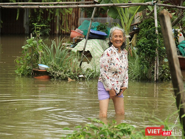 Tuy nhà đang ngập sâu quá gối, nhưng với những cư dân lâu năm ở thành phố này, họ vẫn luôn lạc quan khi nói rằng “còn người là còn của”. Tuy nhà đang ngập sâu quá gối, nhưng với những cư dân lâu năm ở thành phố này, họ vẫn luôn lạc quan khi nói rằng “còn người là còn của”.