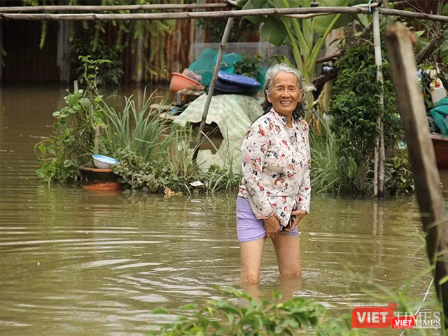 Tuy nhà đang ngập sâu quá gối, nhưng với những cư dân lâu năm ở thành phố này, họ vẫn luôn lạc quan khi nói rằng “còn người là còn của”.