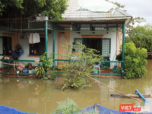 Nhà bà Hồ Thị Xuân Hương ở phường An Phú, Q.2 đến chiều 26.11 vẫn còn ngập sâu trong nước