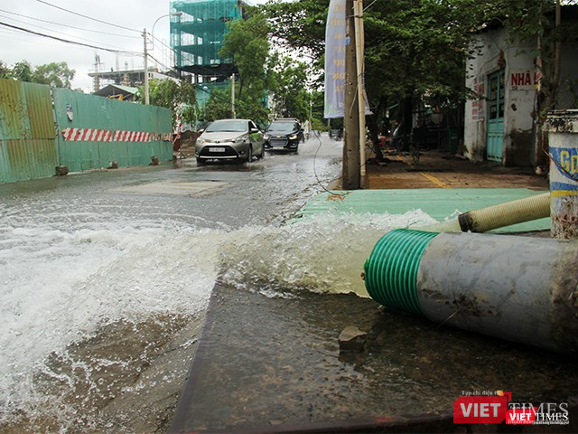 Nhiều nhà dân phải sử dụng phương án sử dụng máy bơm công suất lớn bơm nước để thoát ngập Nhiều nhà dân phải sử dụng phương án sử dụng máy bơm công suất lớn bơm nước để thoát ngập