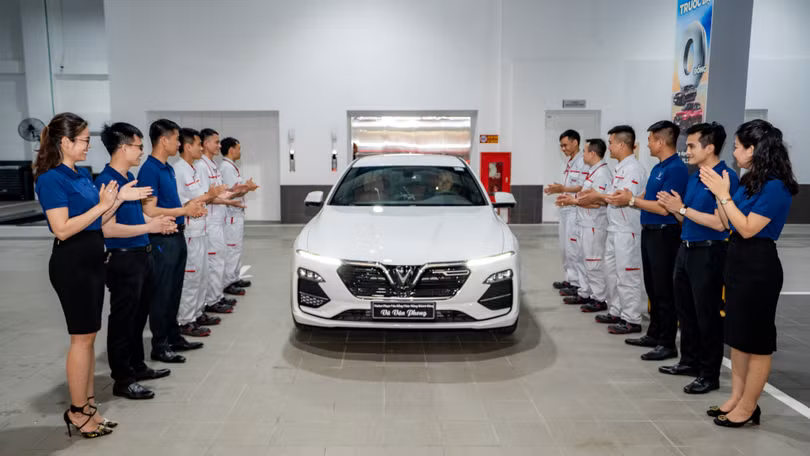 Đội ngũ nhân viên chuyên nghiệp, tận tâm, quy trình dịch vụ chất lượng cao của showroom VinFast Phạm Văn Đồng hứa hẹn sẽ mang đến những trải nghiệm ấn tượng và sự hài lòng, an tâm cho mọi khách hàng.