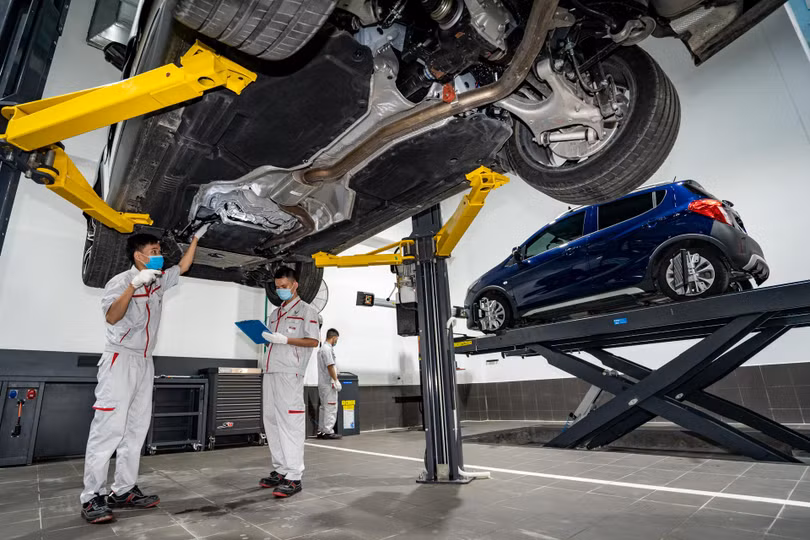 Xưởng dịch vụ của showroom VinFast Phạm Văn Đồng được trang bị đầy đủ các trang thiết bị hiện đại tiêu chuẩn châu Âu như thiết bị cân chỉnh góc đặt bánh xe công nghệ 3D, thiết bị kéo nắn thân vỏ và khung gầm với bộ đo điện tử, máy chẩn đoán lỗi trong hệ thống điện, máy phân tích khí xả, máy đo góc lệch đèn pha, máy đo màu điện tử...