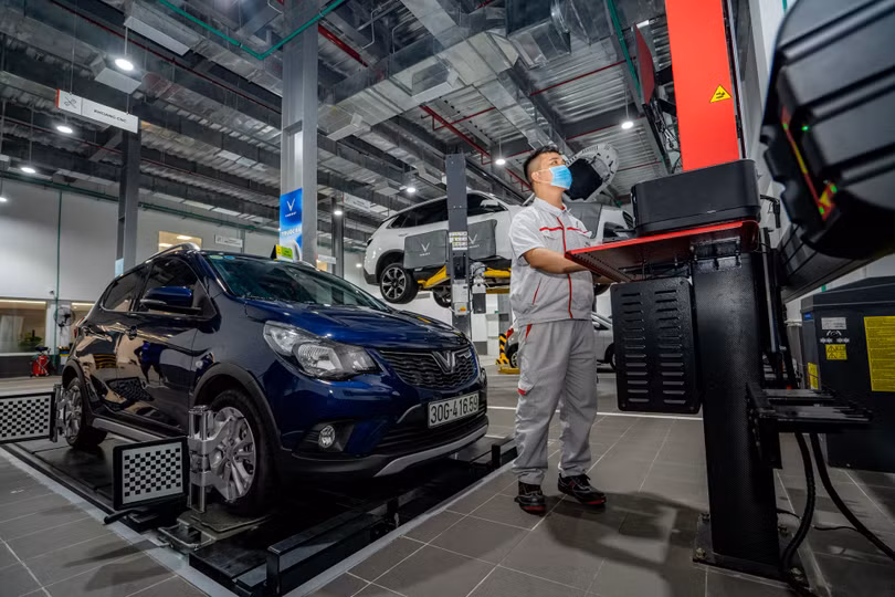 Với chức năng của một showroom “tất cả trong một”, VinFast Phạm Văn Đồng dành ra tới gần 2.000 m2 diện tích cho xưởng dịch vụ, nhằm phục vụ nhu cầu sửa chữa, bảo dưỡng, bảo hành xe cho khách hàng.