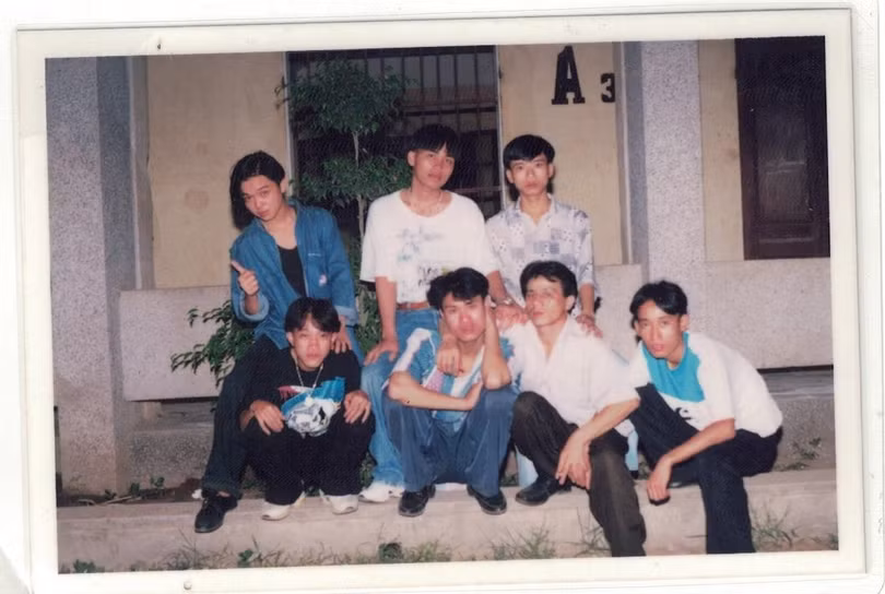 Được gia đình chiều chuộng, bạn bè mến mộ, nhưng chỉ vì lỡ bước, cuộc đời Lê Anh Tuấn lại rẽ sang một hướng khác...