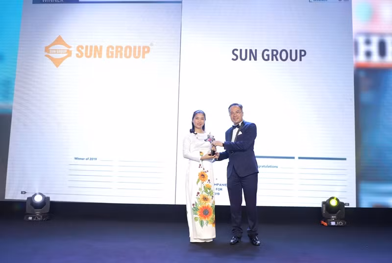 Bà Trần Thị Mỹ Hạnh – Phó Tổng Giám đốc Sun Group nhận giải thưởng Doanh nghiệp có môi trường làm việc tốt nhất châu Á Bà Trần Thị Mỹ Hạnh – Phó Tổng Giám đốc Sun Group nhận giải thưởng Doanh nghiệp có môi trường làm việc tốt nhất châu Á