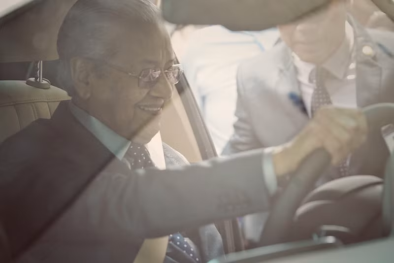 Vị Thủ tướng dành lời khen về khả năng chống ồn của chiếc xe, khiến người ngồi trong xe cảm thấy “êm như xe điện”.