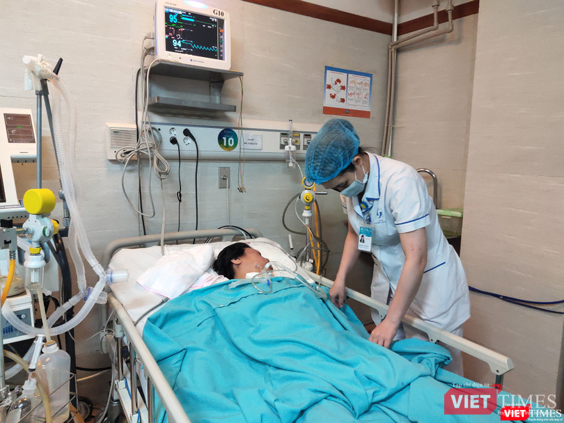 Bác sĩ chăm sóc cho bệnh nhân thở máy (Ảnh: Minh Thúy) Bác sĩ chăm sóc cho bệnh nhân thở máy (Ảnh: Minh Thúy)